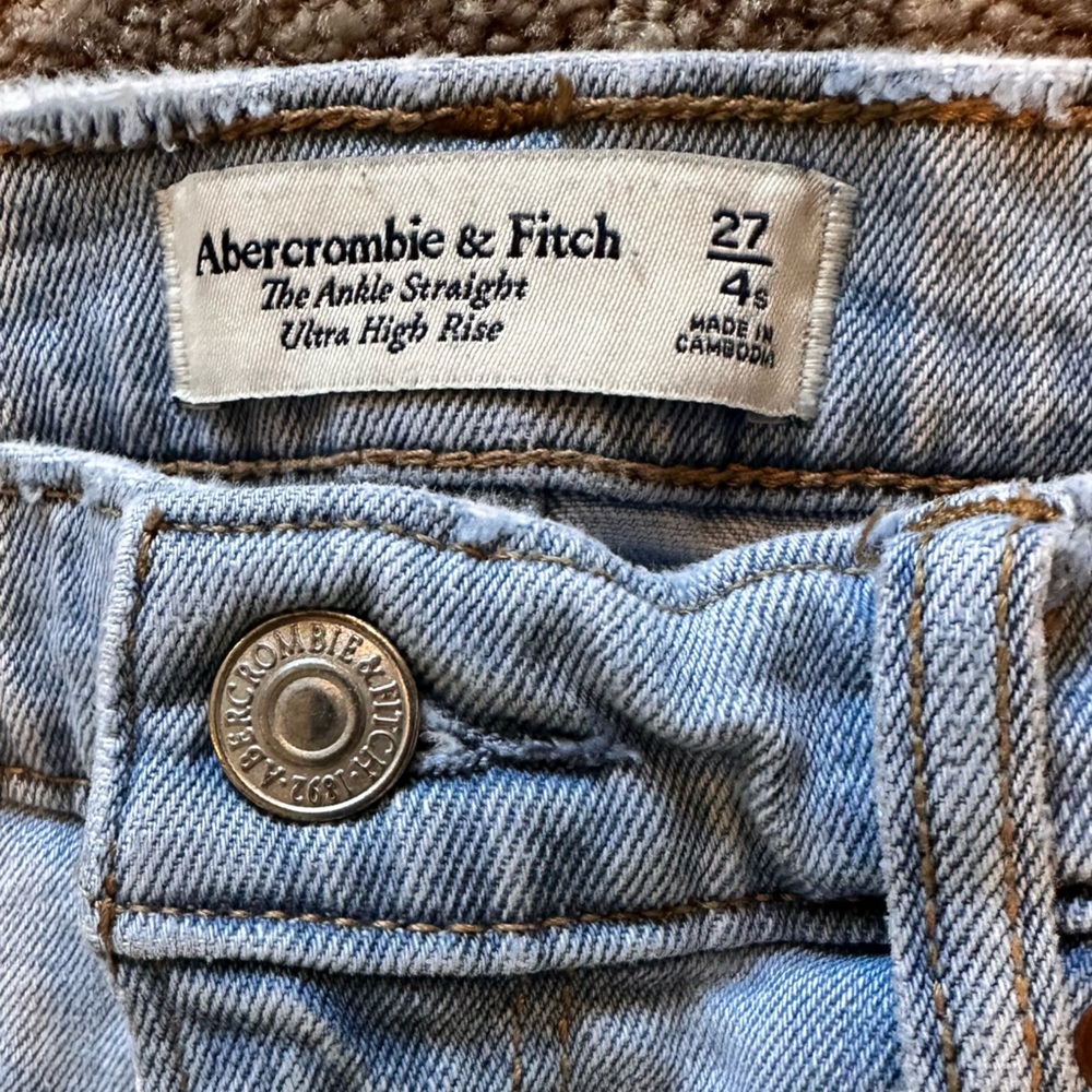 Abercrombie High Rise Ripped Jeans Short - Picture 2 of 4